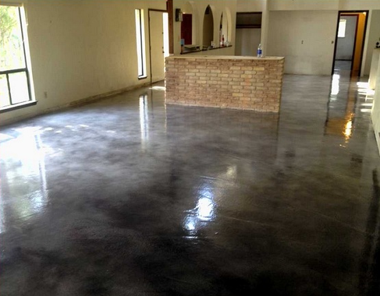 Painting-concrete-floors-with-black-gloss-paint